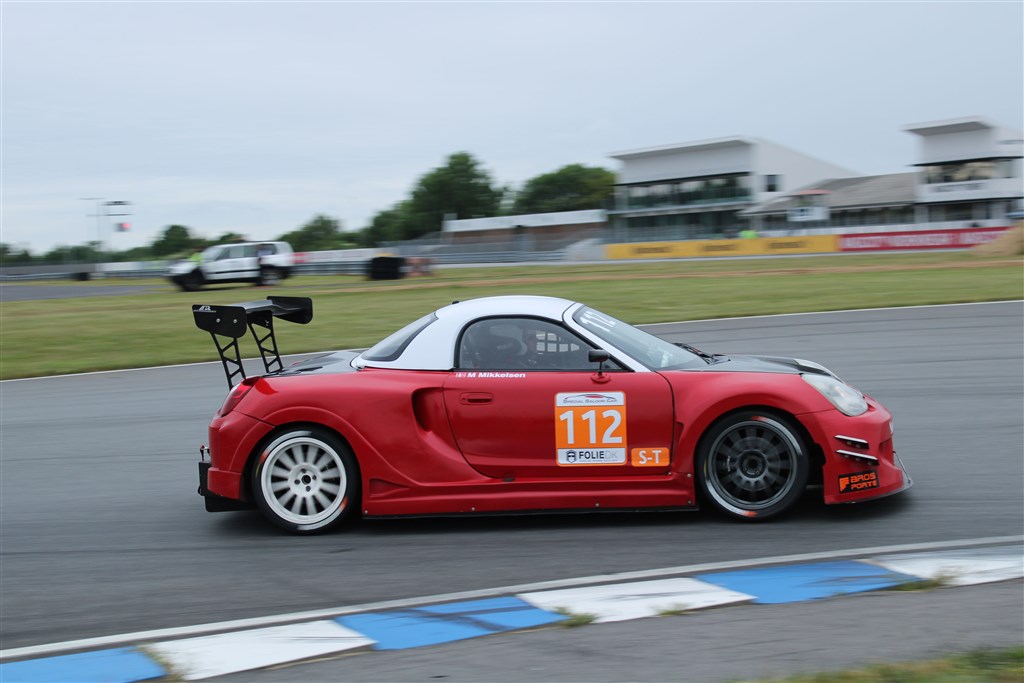 En bil som man bestemt ikke ser hver dag – Mickey Mikkelsen i Toyota MR2 Spyder.
(Foto: JJ Media)